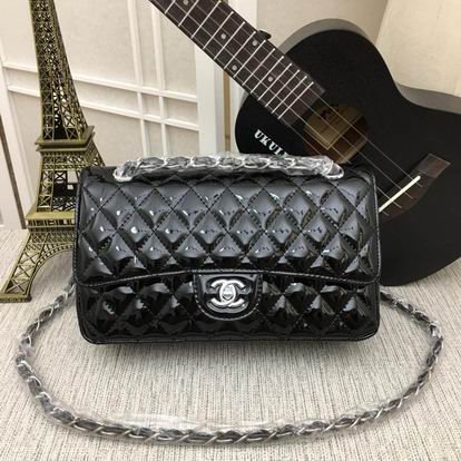 Chanel Classic Flap Bag acolchado en charol negro